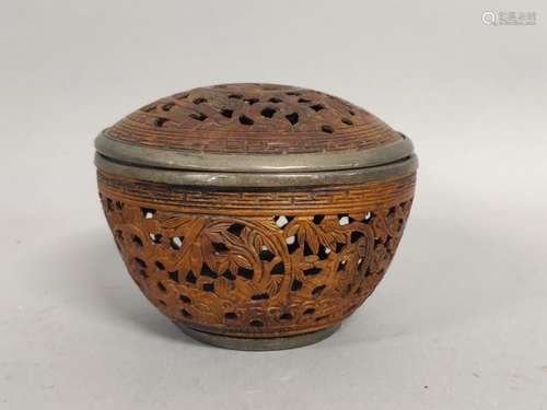 ASIE. POT COUVERT en bois sculpté, gravé et ajouré à décor f...