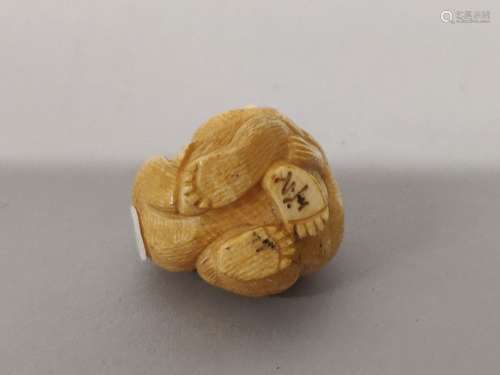 JAPON. NETSUKE en ivoire sculpté, gravé et patiné représenta...