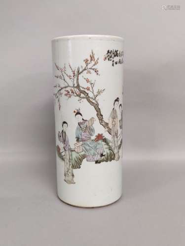 CHINE. VASE rouleau en porcelaine à décor polychrome d'éléga...