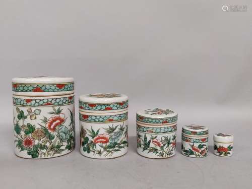 CHINE. Suite de cinq BOITES GIGOGNES en porcelaine émaillée ...