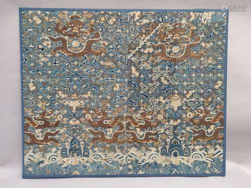 CHINE. Dragons chassant la perle sacrée. Panneau de textile ...