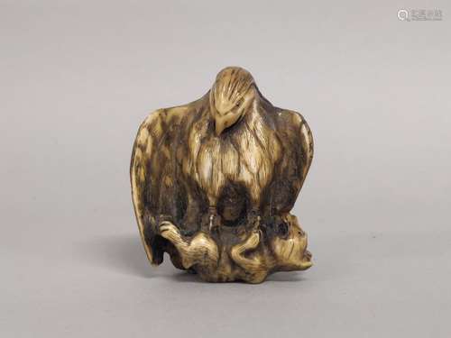 JAPON. NETSUKE en ivoire sculpté, gravé et patiné représenta...