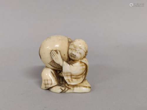 JAPON. NETSUKE en ivoire sculpté, gravé et patiné représenta...