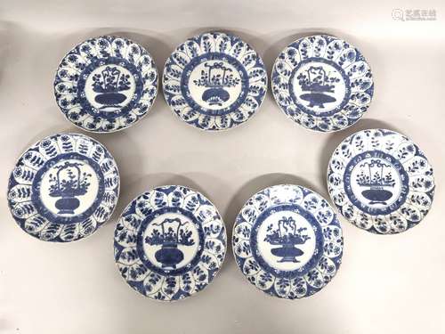 CHINE. Suite de sept ASSIETTES en porcelaine à décor bleu bl...