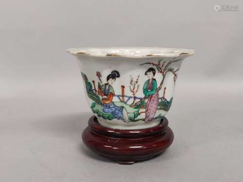 CHINE. COUPE polylobée en porcelaine émailllée polychrome à ...