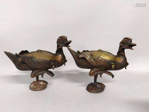 CHINE. Paire de CANARDS en bronze patiné, la patte repliée, ...