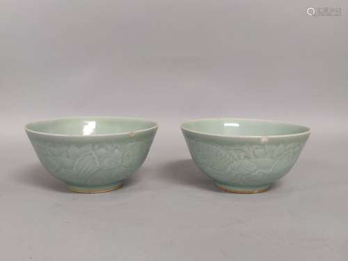 CHINE. Paire de BOLS en porcelaine à décor estampé sous couv...