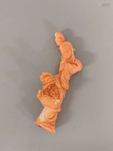 CHINE. Elegante au panier fleuri. SUJET en corail sculpté ro...