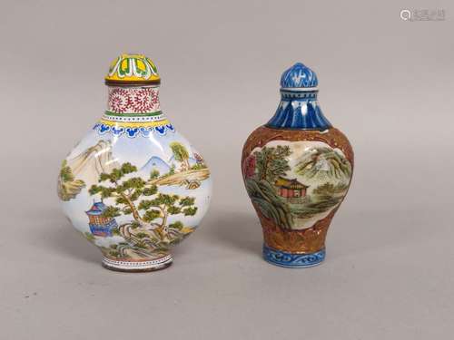 CHINE. Lot comprenant deux TABATIERES, l'une en porcelaine à...