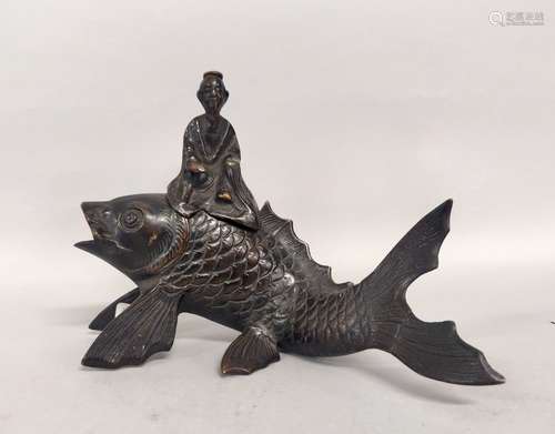 JAPON. BRÛLE-PARFUM en bronze figurant un sage sur une carpe...