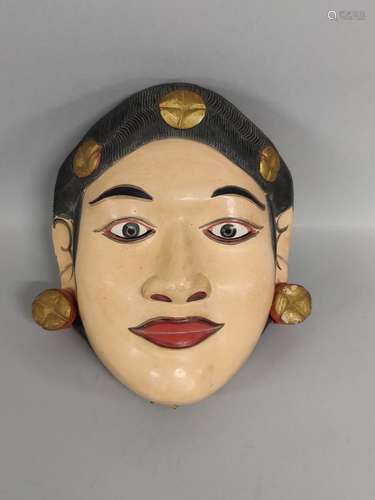 MASQUE en bois polychrome. Hauteur : 22,5 cm, largeur : 18,5...