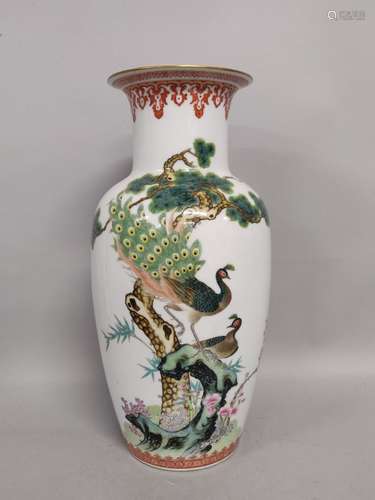 CHINE. VASE en porcelaine à décor polychrome de paons juchés...