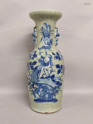 CHINE. VASE en porcelaine bleu blanc à décor bleu et blanc d...