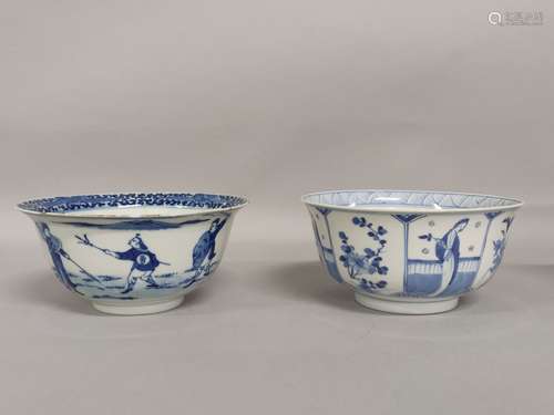 CHINE. Deux BOLS en porcelaine en bleu blanc, l'un à décor d...