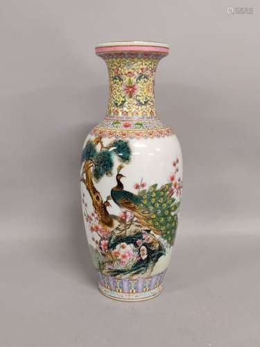 CHINE. VASE ovoïde en porcelaine à décor polychrome d'oiseau...