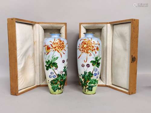 JAPON. Paire de VASES ovoïdes en émaux cloisonnés à décor de...