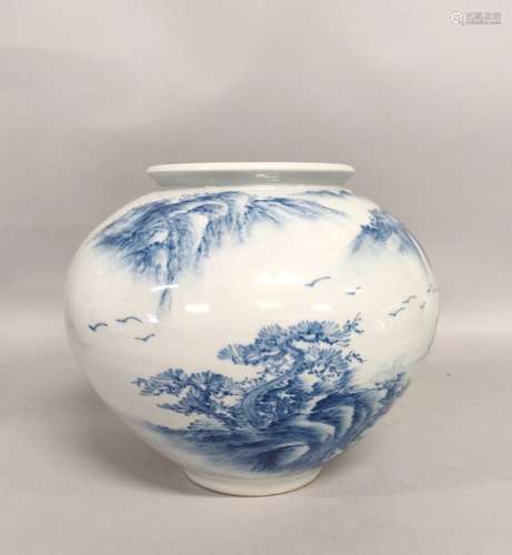 VIETNAM. VASE boule en porcelaine à décor en camaïeu de bleu...