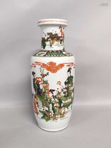 CHINE. VASE rouleau en porcelaine en émaux de la famille ver...