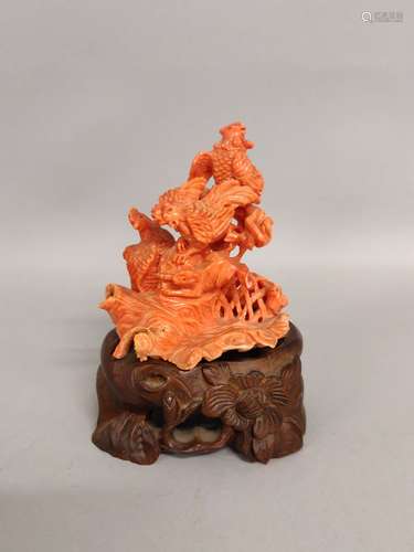 CHINE. Groupe de COQS sur une souche. Sujet en CORAIL sculpt...