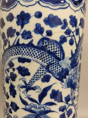 CHINE. VASE rouleau à col évasé en porcelaine à décor bleu b...