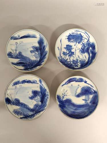 VIETNAM. Quatre COUPES en porcelaine bleu et blanc à décor d...