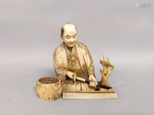 JAPON. OKIMONO en ivoire sculpté représentant un artisan fab...