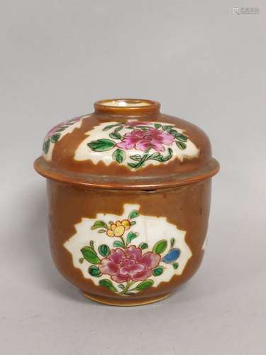 CHINE. POT couvert en porcelaine à décor de fleurs dans des ...