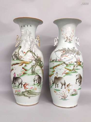 CHINE. Paire de VASES ovoïdes en porcelaine à décor de paysa...