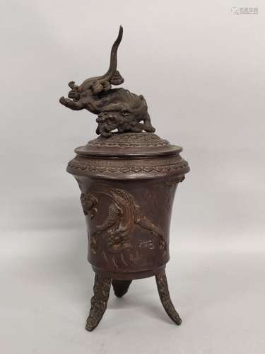 CHINE. COUPE couverte tripode en bronze à décor en haut reli...