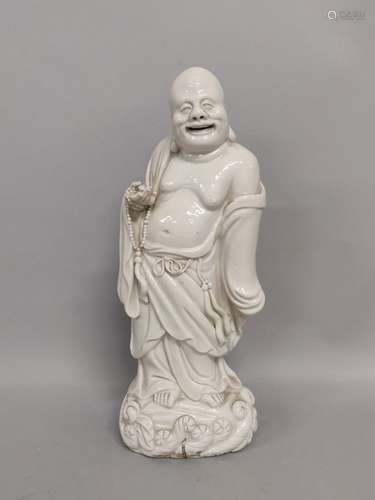 CHINE. PERSONNAGE debout souriant en porcelaine dite Blanc d...