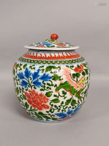 CHINE. POT couvert en porcelaine et émaux Wucai à décor de c...