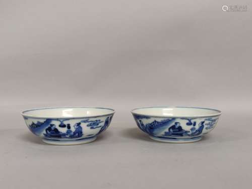 CHINE. Paire de COUPES en porcelaine à décor en camaïeu de b...