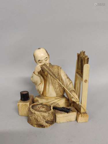 JAPON. OKIMONO en ivoire sculpté représentant un artisan fab...