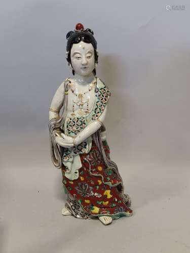 CHINE. FIGURE féminine. Statuette en porcelaine émaillée pol...