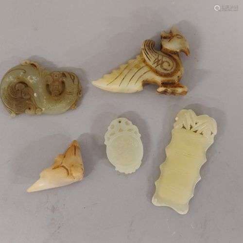 CHINE. Lots de 5 sujets en jade scupté et incisé. H. 3,5 à 7...