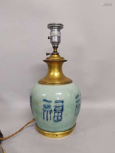 CHINE. POT à gingembre en porcelaine à décor d'idéogrammes e...