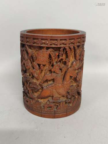 CHINE. POT à PINCEAU en bambou sculpté à décor d'une scène d...