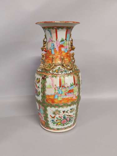 CHINE, Canton. VASE balustre en porcelaine émaillée polychro...