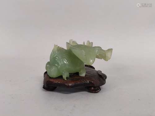 CHINE. POISSON en jadéite. 4 x 7 cm. Sur un socle en bois.