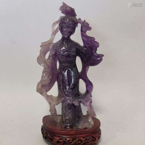 CHINE. ELEGANTE. Statuette en pierre dure violette. Sur un s...