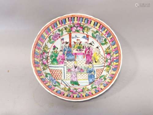 CHINE. COUPE en porcelaine émaillée polychrome à décor d'une...