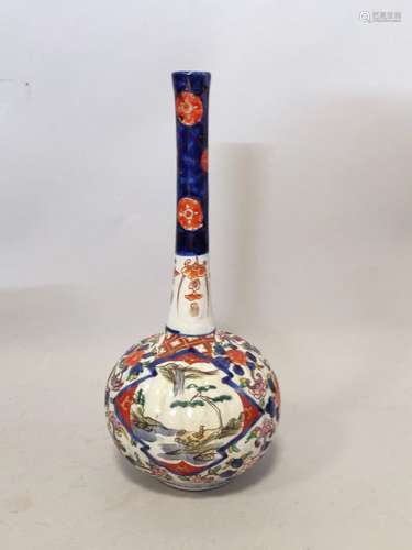 JAPON. VASE BOUTEILLE en porcelaine à décor Imari de paysage...