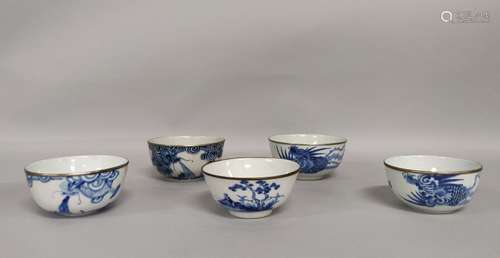 VIETNAM. Suite de cinq BOLS en porcelaine à décor en bleu bl...