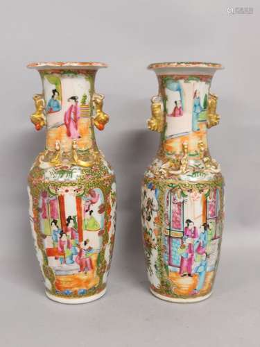 CHINE. Canton. Paire de VASES en porcelaine émaillée polychr...