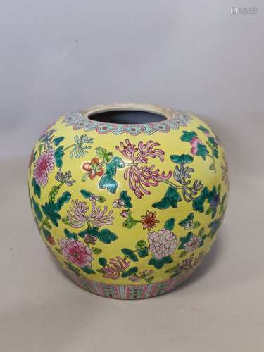 CHINE. POT à GINGEMBRE en porcelaine à fond jaune à décor de...