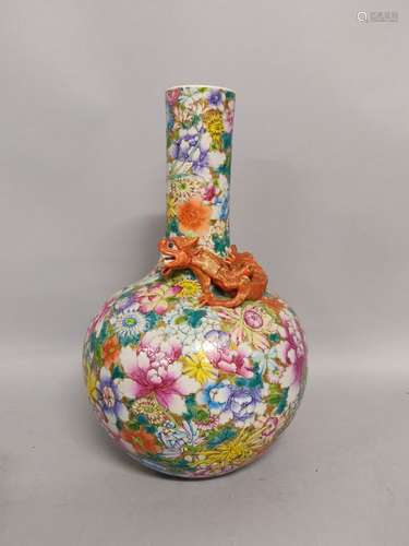 CHINE. VASE bouteille en porcelaine à décor floral foisonnan...