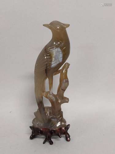 CHINE. SUJET en agate sculptée représentant un oiseau branch...