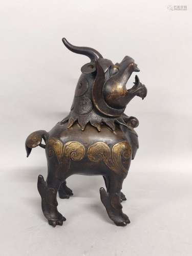 CHINE. BRULE-PARFUM en bronze figurant un dragon, la tête s'...