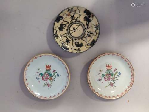 Lot de trois COUPELLES dont deux en porcelaine chinoise à fo...