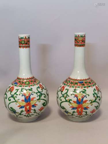 CHINE. Paire de VASES BOUTEILLES en porcelaine à décor polyc...